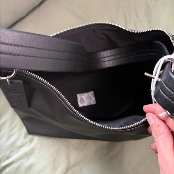 BAGGU Recycled Leather Shoulder Bag - Picture 4 of 7